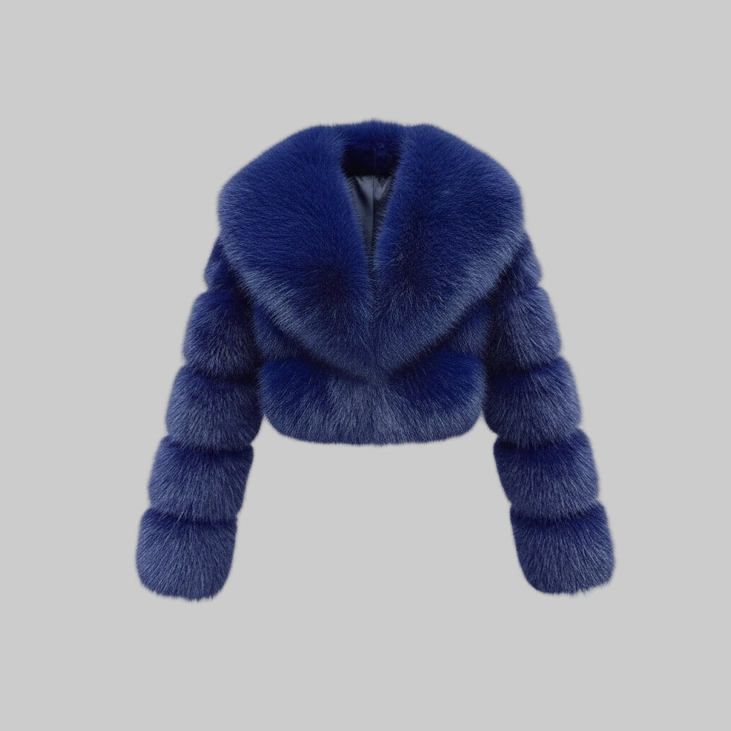 Chaqueta corta de pelo sintético azul con cuello ancho.