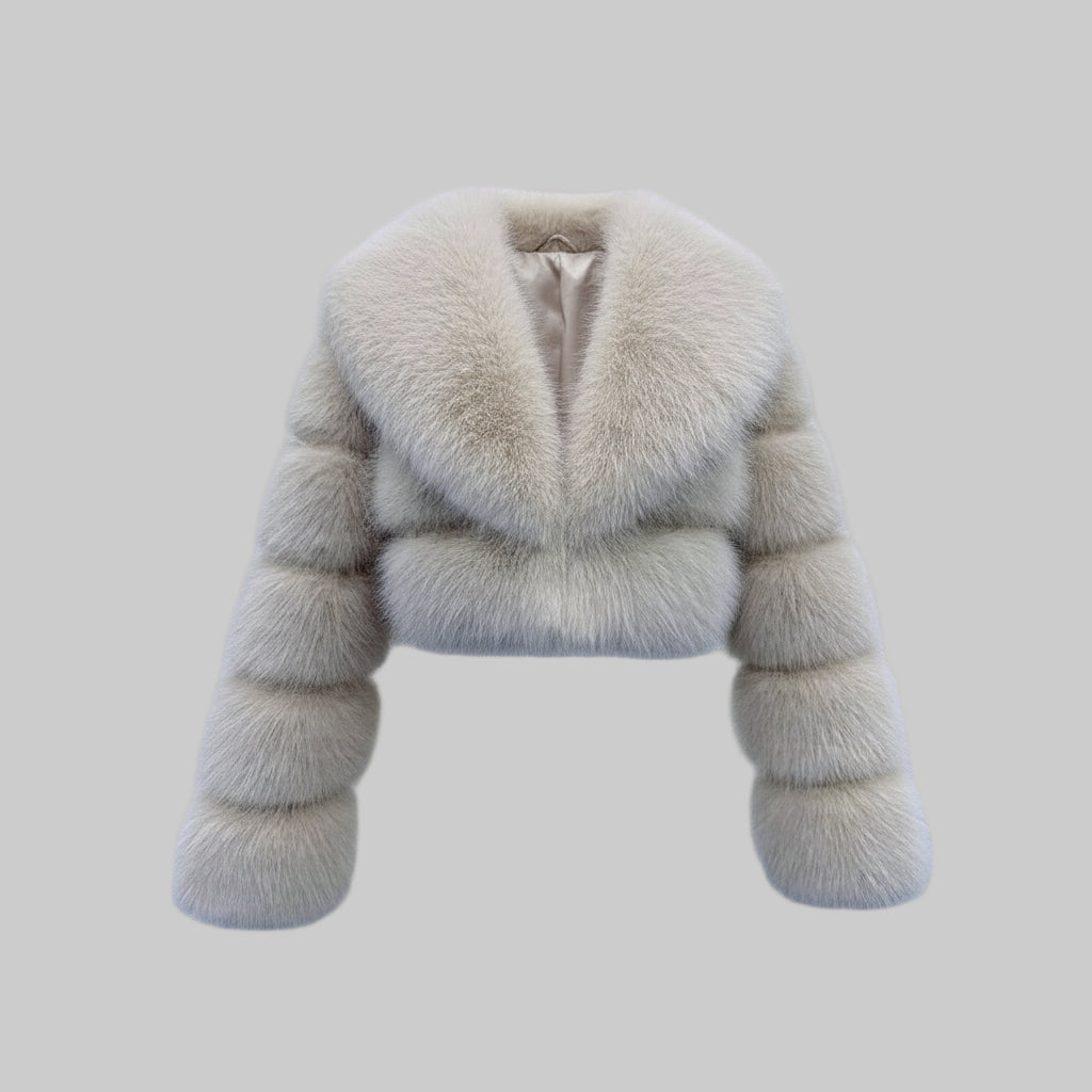 Chaqueta corta de pelo sintético color crema con cuello ancho.