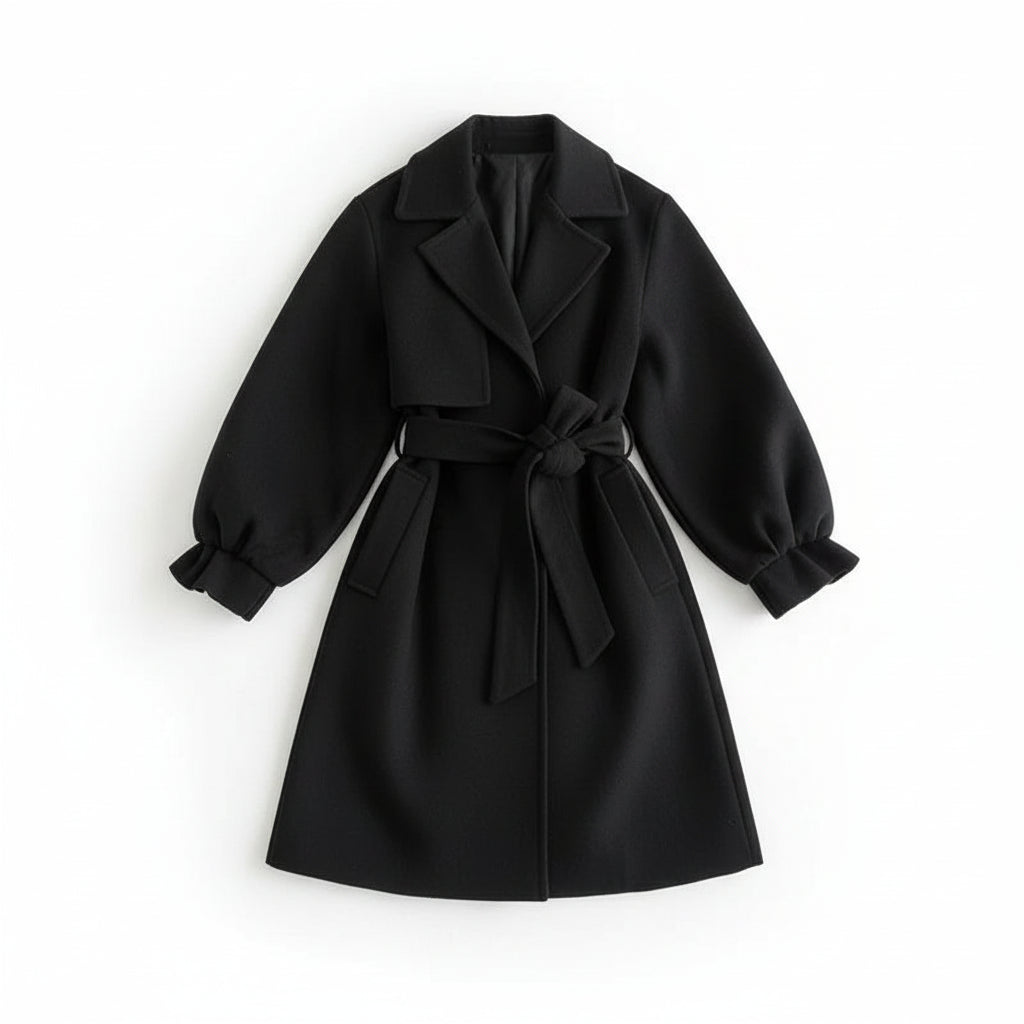 Abrigo negro de invierno con cinturón y mangas abullonadas.