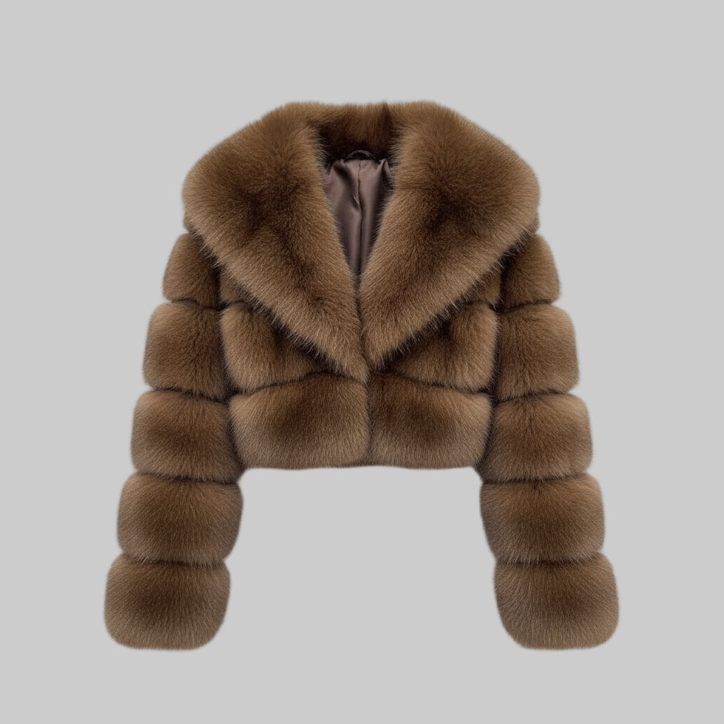 Chaqueta corta de pelo marrón con cuello ancho.