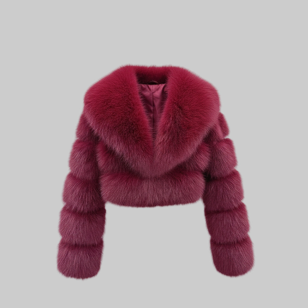 Chaqueta corta de pelo sintético color vino con cuello ancho.